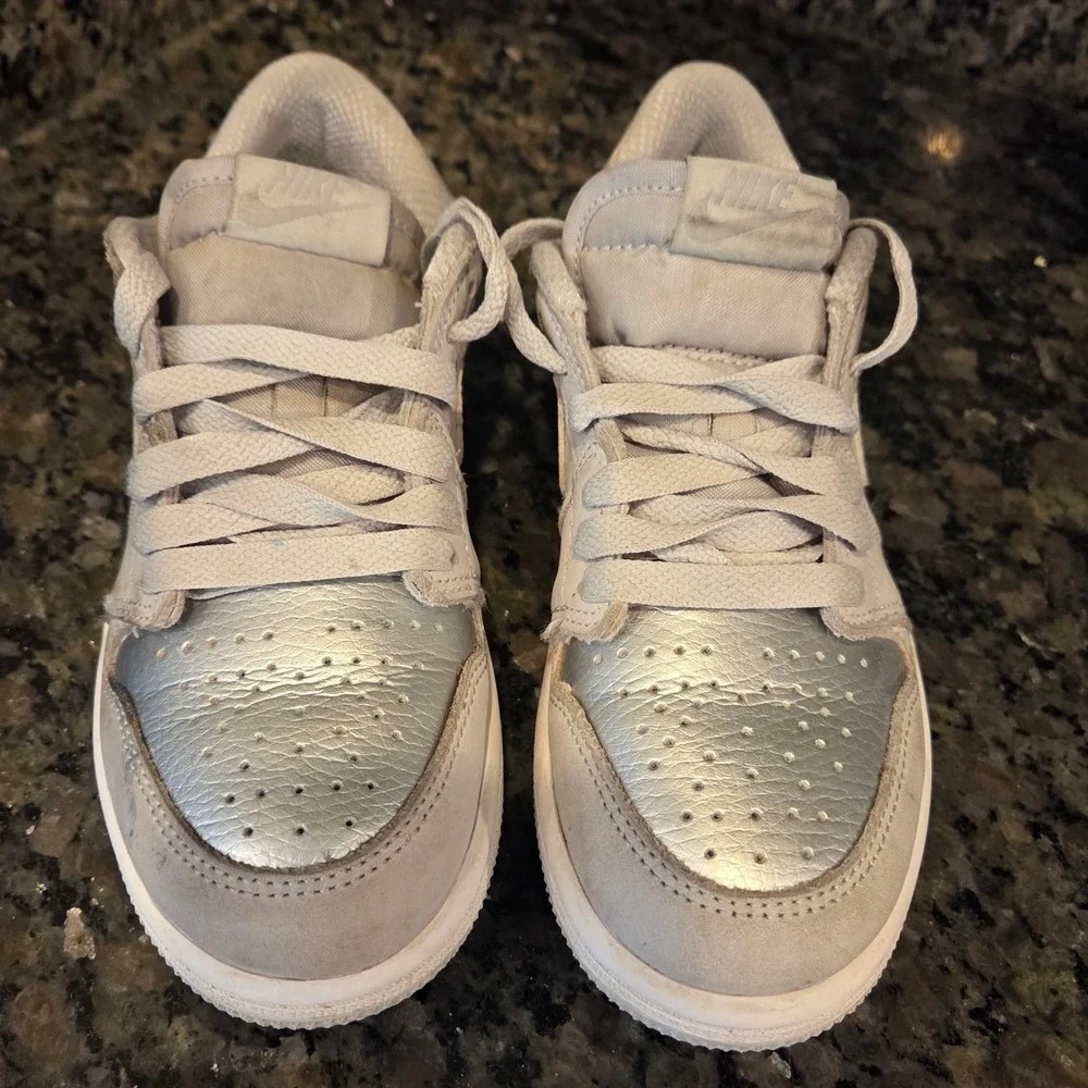 Nike Air Jordan 1 Low Kids Metallic Silver Photon Dust FQ5436-002 Size 1Y